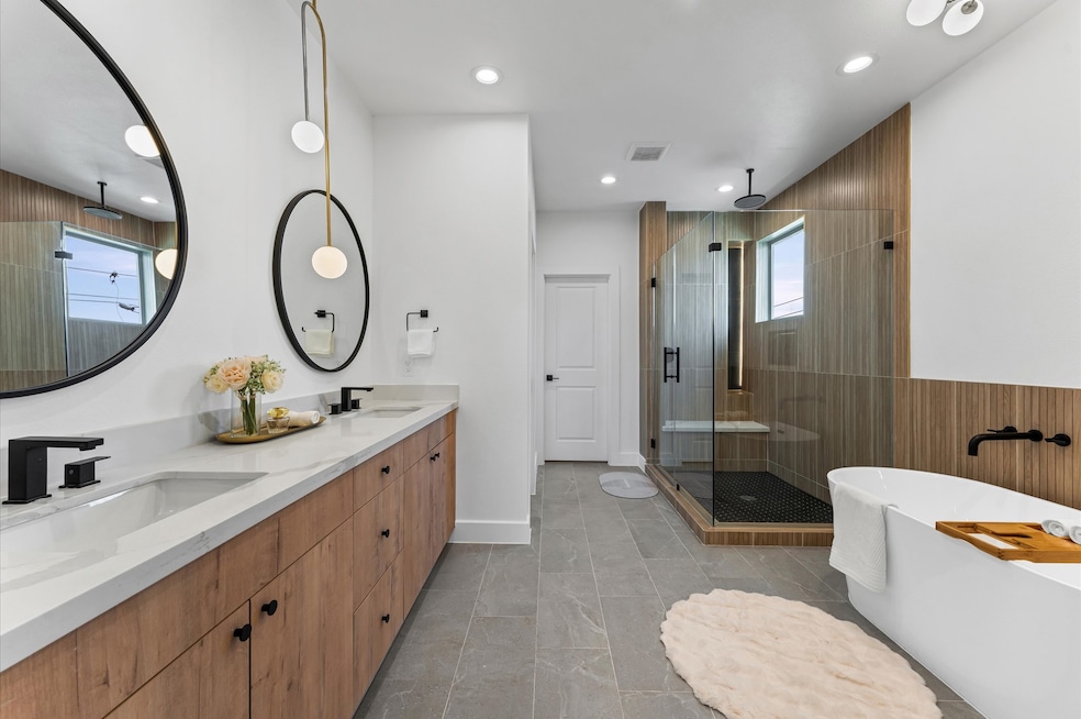 1122 W 17th St unit E, Houston, TX 77008 - photo 1