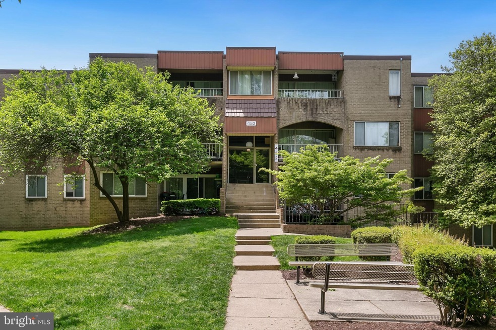 452 Girard St unit 302, Gaithersburg, MD 20877 - photo 1