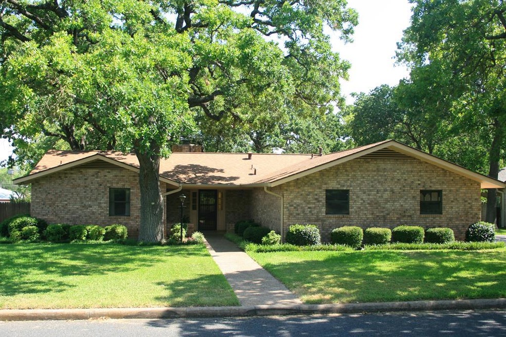 401 Candlelight Cir, Fredericksburg, TX 78624 - photo 1