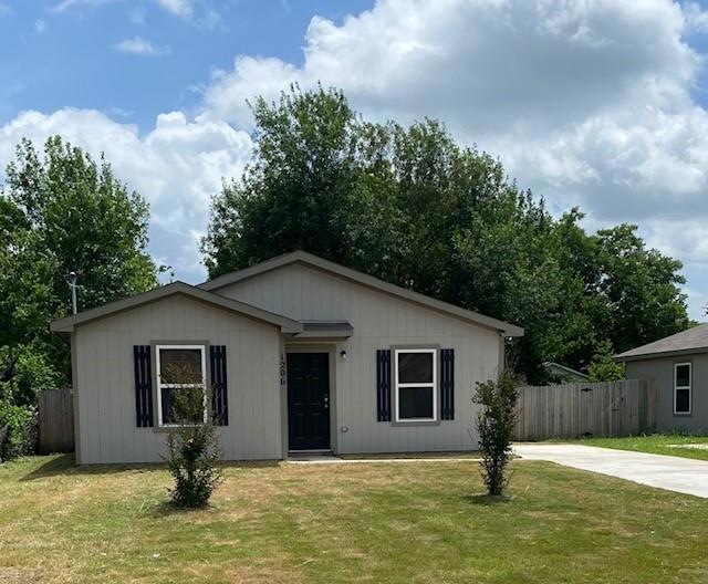 1206 N Brazos Ave, Cleburne, TX 76031 - photo 1