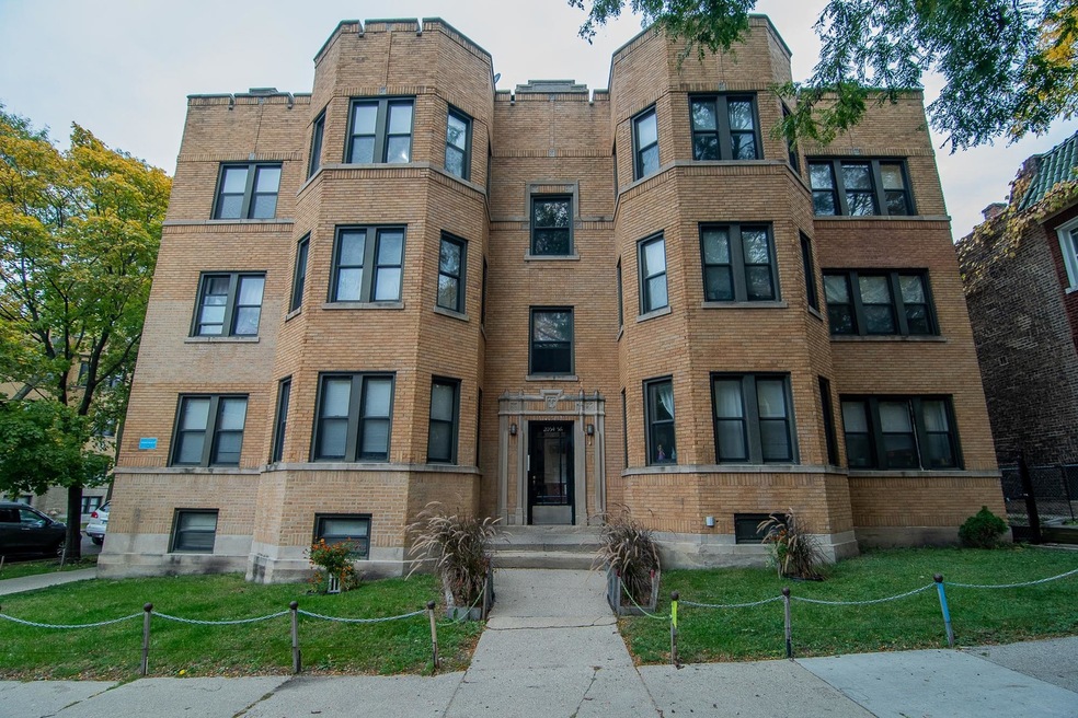 2056 W Arthur Ave unit 1W, Chicago, IL 60645 - photo 1