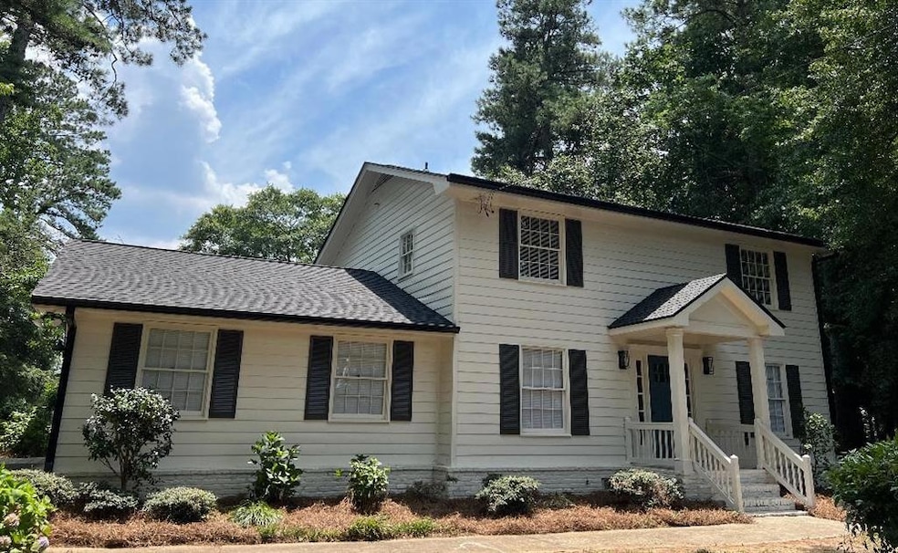 Colonial-style house with roof with shingles