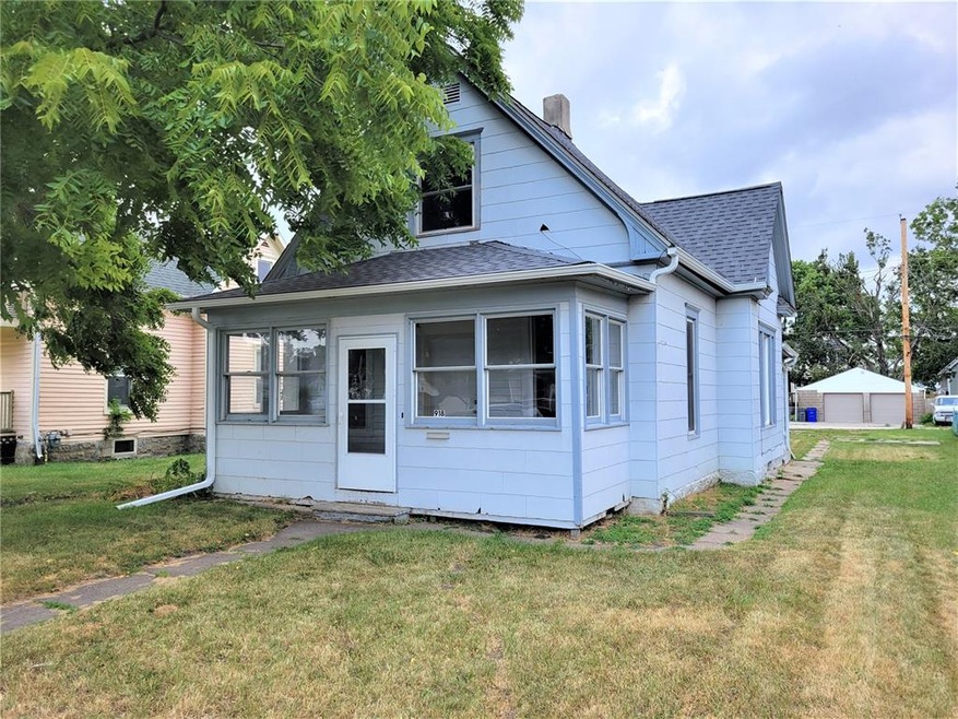 918 C Ave NW, Cedar Rapids, IA 52405 - photo 1