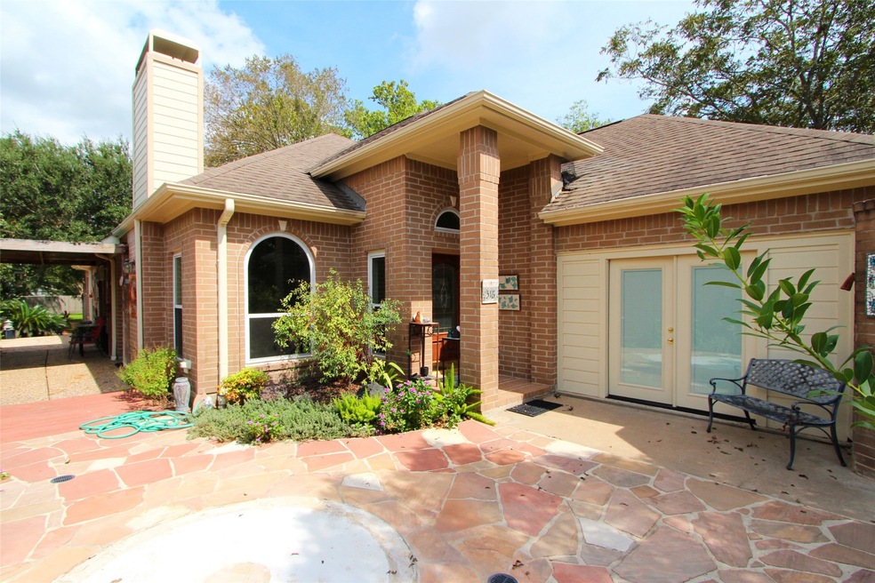 516 Towne Ct, Alvin, TX 77511 - photo 1