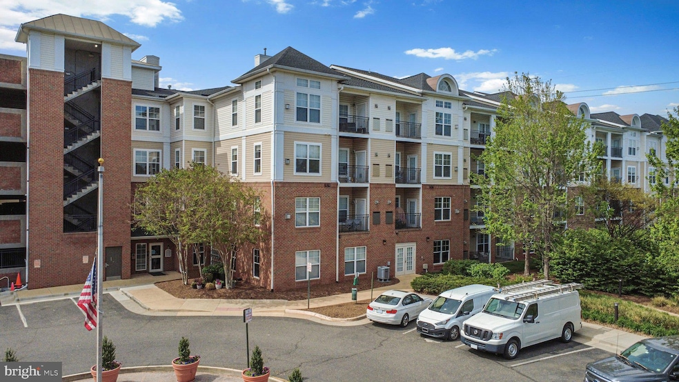 3830 Lightfoot St unit 335, Chantilly, VA 20151 - photo 1