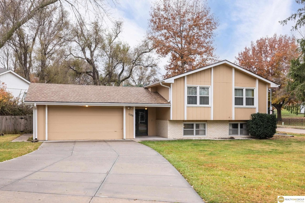 1105 Crest Rd, Papillion, NE 68046 - photo 1