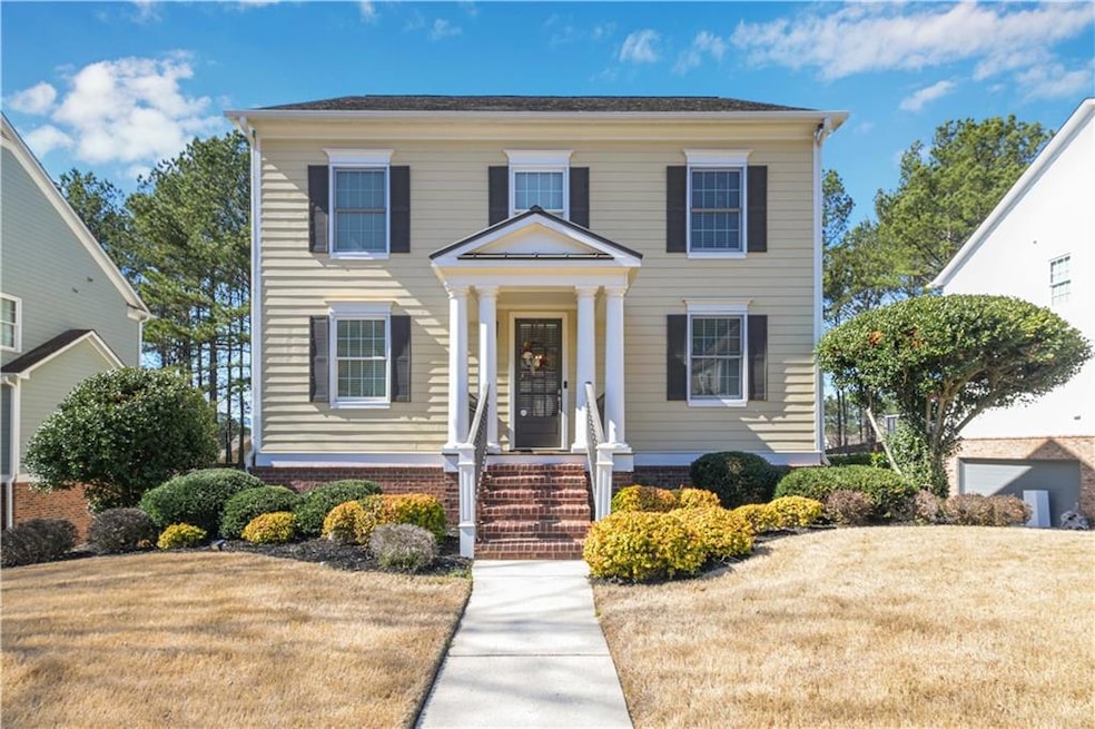 View of front facade featuring a front lawn