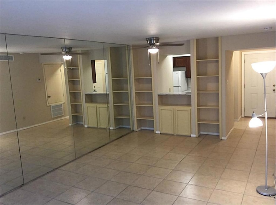 Gated community - 10075 Westpark #14, ground unit 1 bedroom, 1 bathroom, huge enclosed patio, in convenient location!