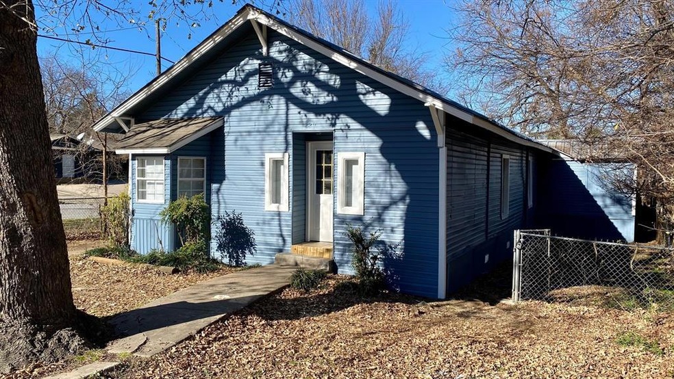 829 W Walker St, Denison, TX 75020 - photo 1