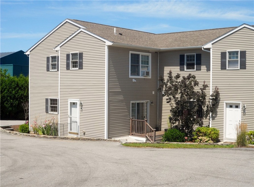 Townhouse style condominium conveniently located o
