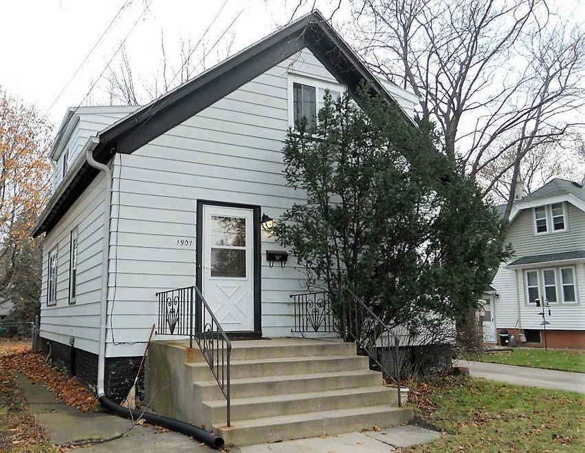 1907 E St Francis Ave