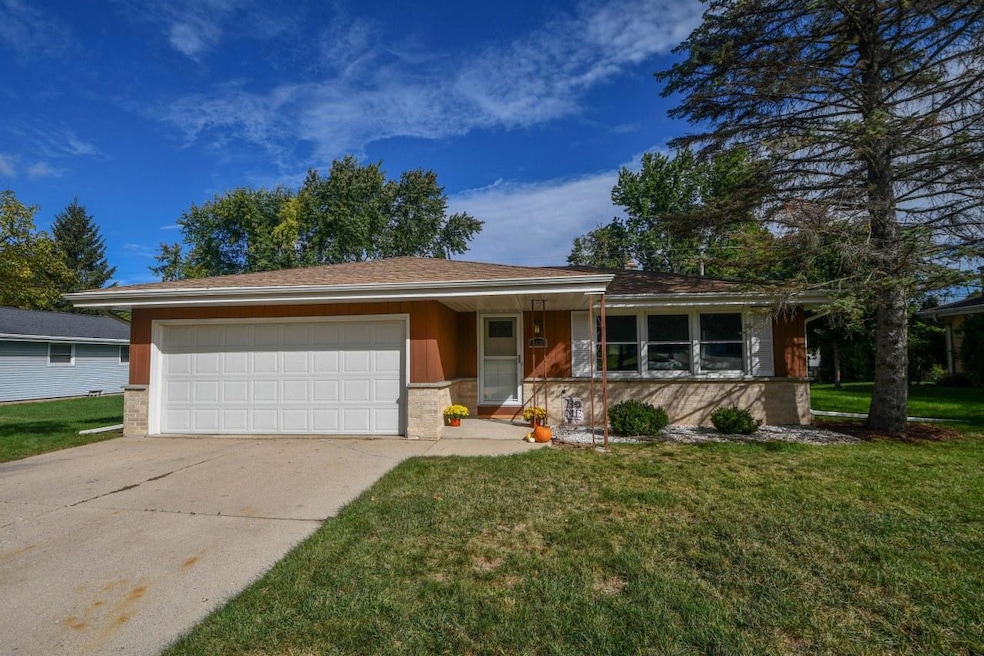 2020 Rambling Rose Rd, Waukesha, WI 53186 - photo 1