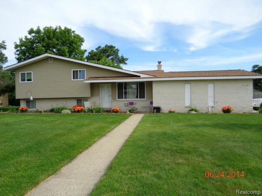 8 Edgelake Dr, Waterford, MI 48327 - photo 1