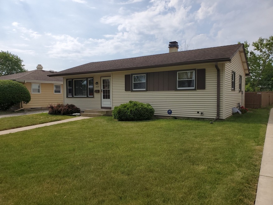 2825 W Grove Ave, Waukegan, IL 60085 - photo 1