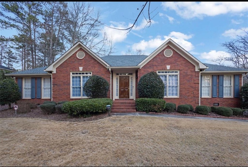 View of front of house featuring a front lawn