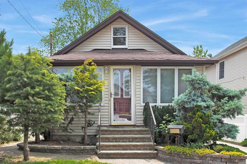 1001 Auburn St, Franklin Square, NY 11010 - photo 1