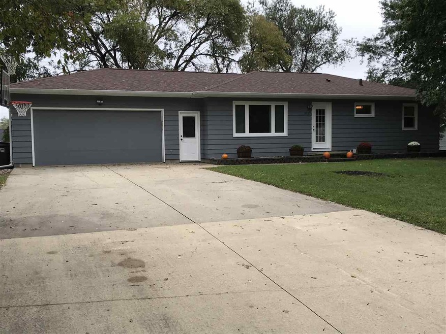 3922 Veralta Dr, Cedar Falls, IA 50613 - photo 1