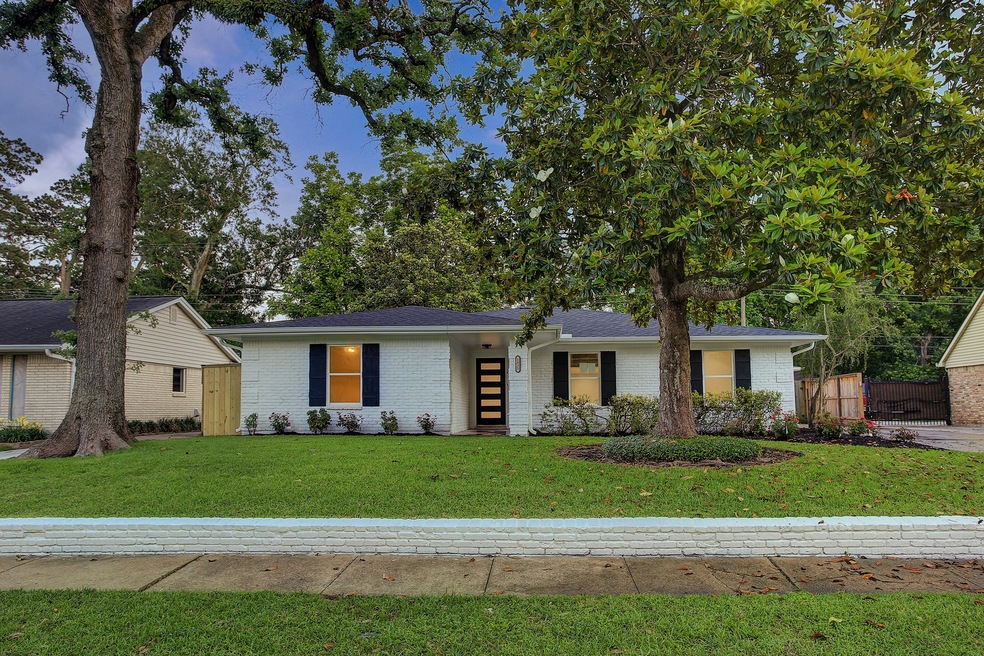 1035 Chamboard Ln, Houston, TX 77018 - photo 1