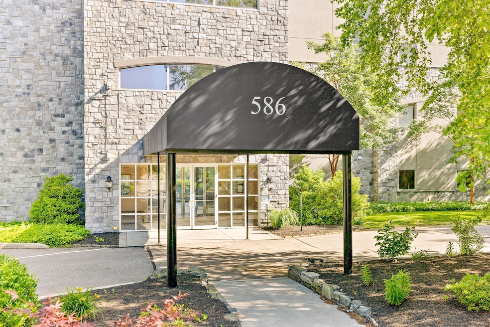 Cove View Condominiums unit 610, Norwich, CT 06360 - photo 1