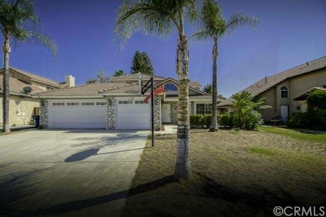 Traditional exterior w/ river rock, 3-car garage, 