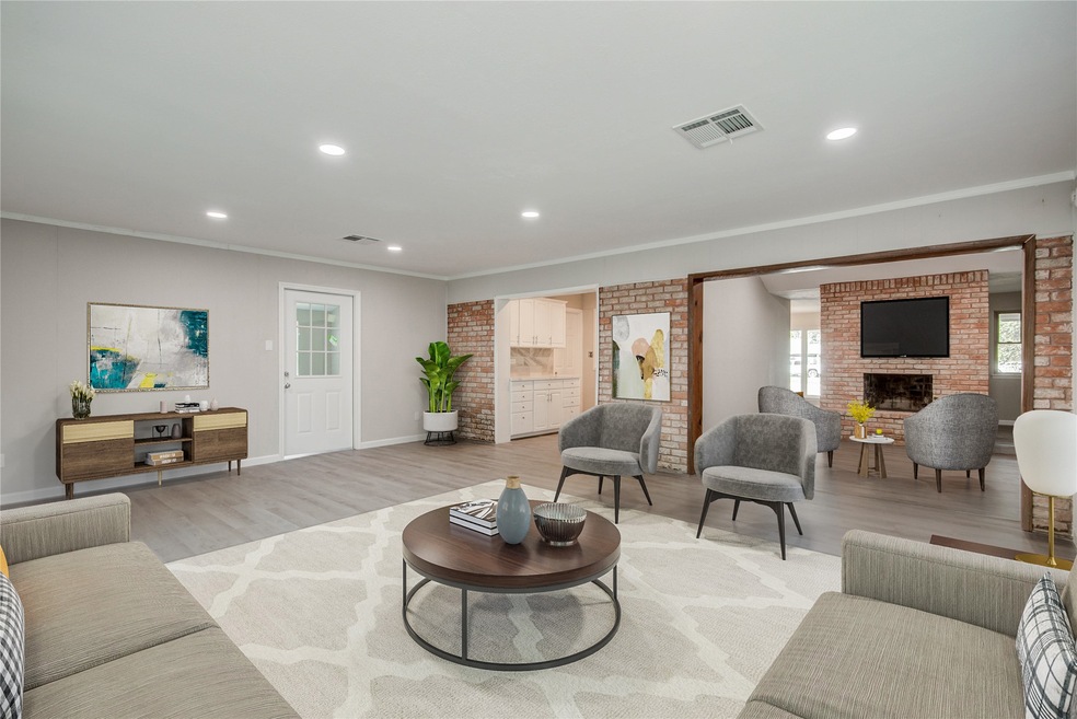 This photo has been Virtually Staged