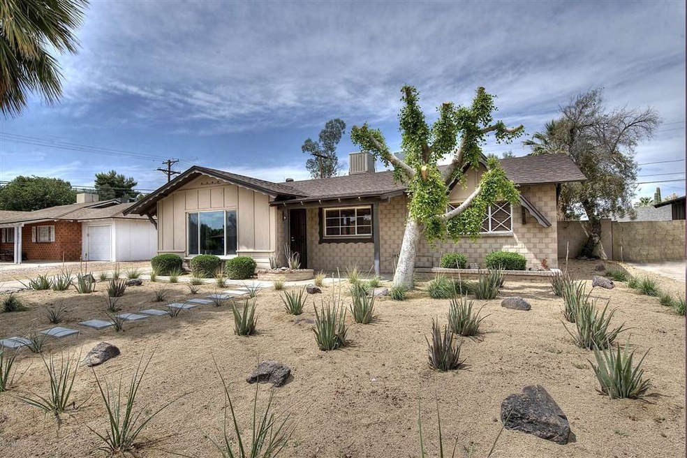 Front of single-level home