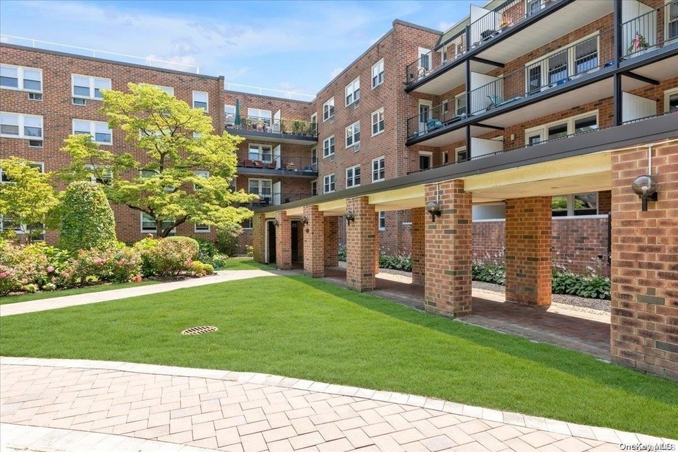 34 Pearsall Ave unit 4B, Glen Cove, NY 11542 - photo 1