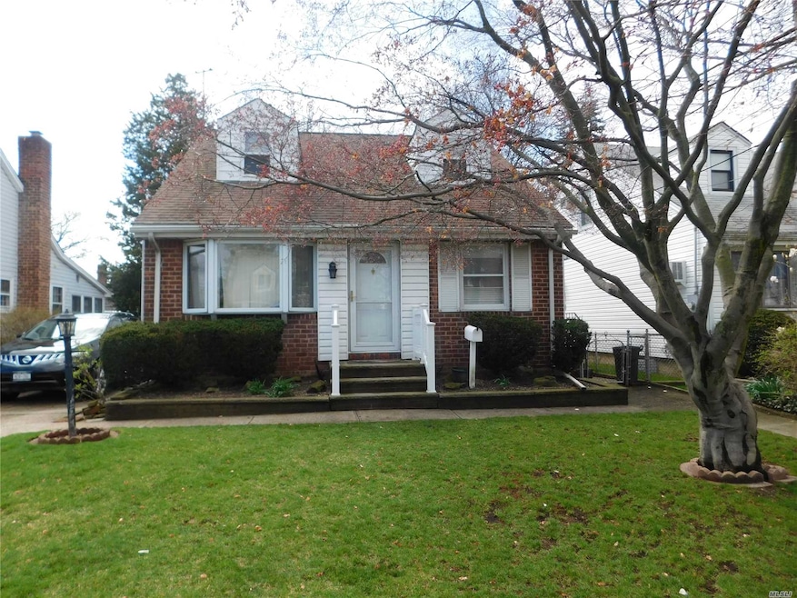 227 Evelyn Rd, Mineola, NY 11501 - photo 1