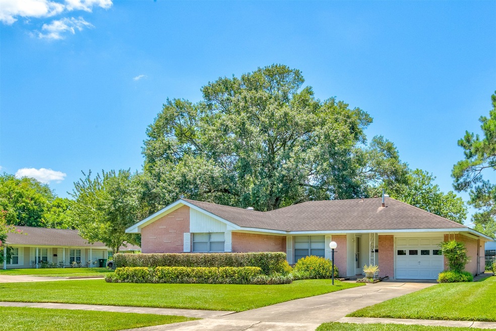 10634 Seaford Dr, Houston, TX 77089 - photo 1