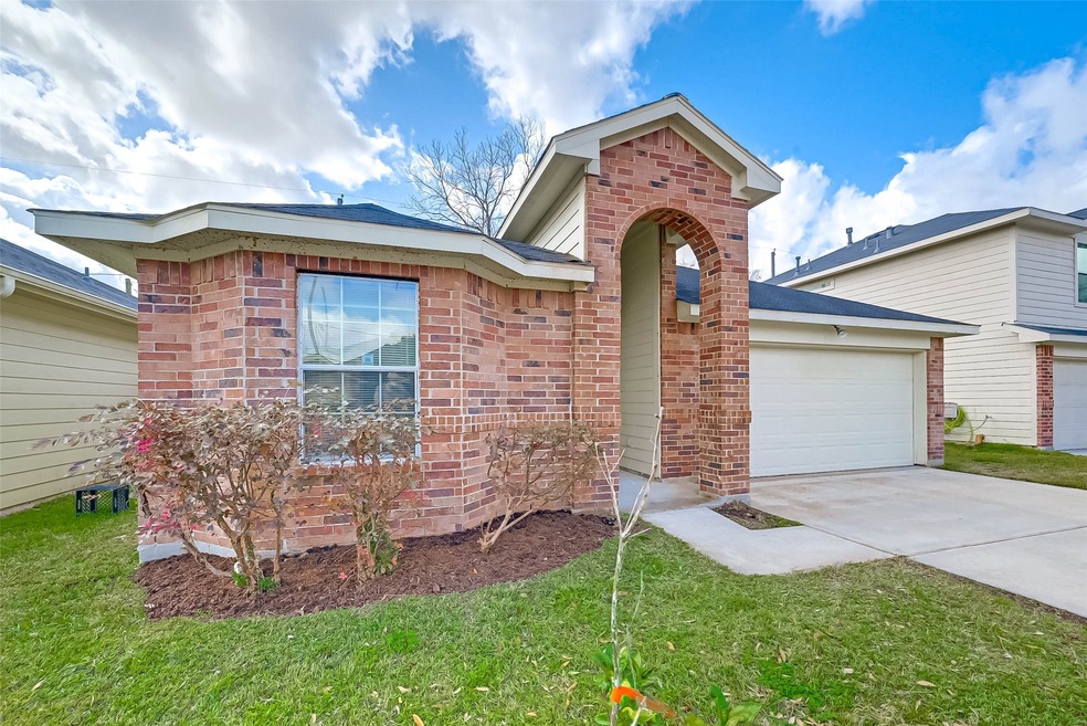 222 S Native Ln, Houston, TX 77022 - photo 1