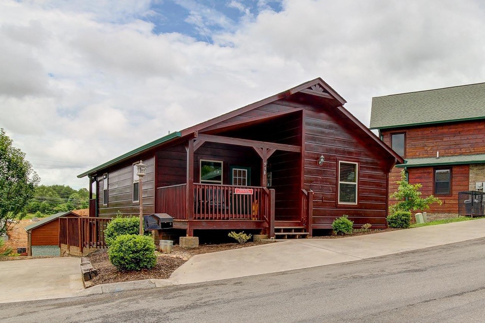 938 Mcmakin Dr, Pigeon Forge, TN 37863 - photo 1