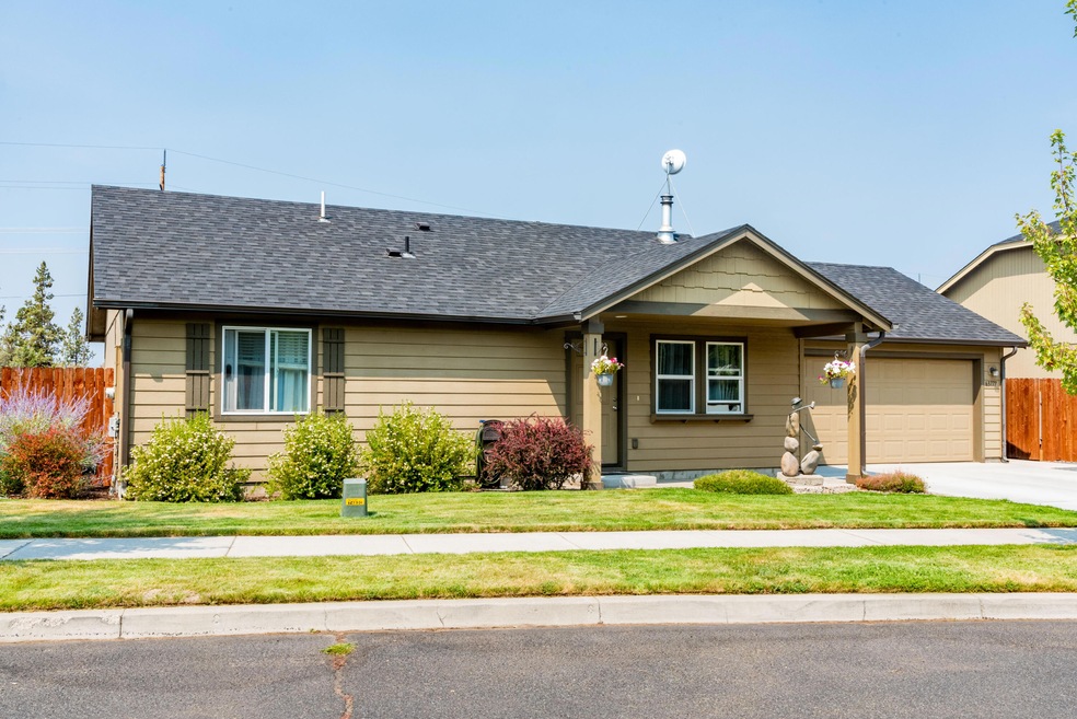 63777 Hunters Cir, Bend, OR 97701 - photo 1