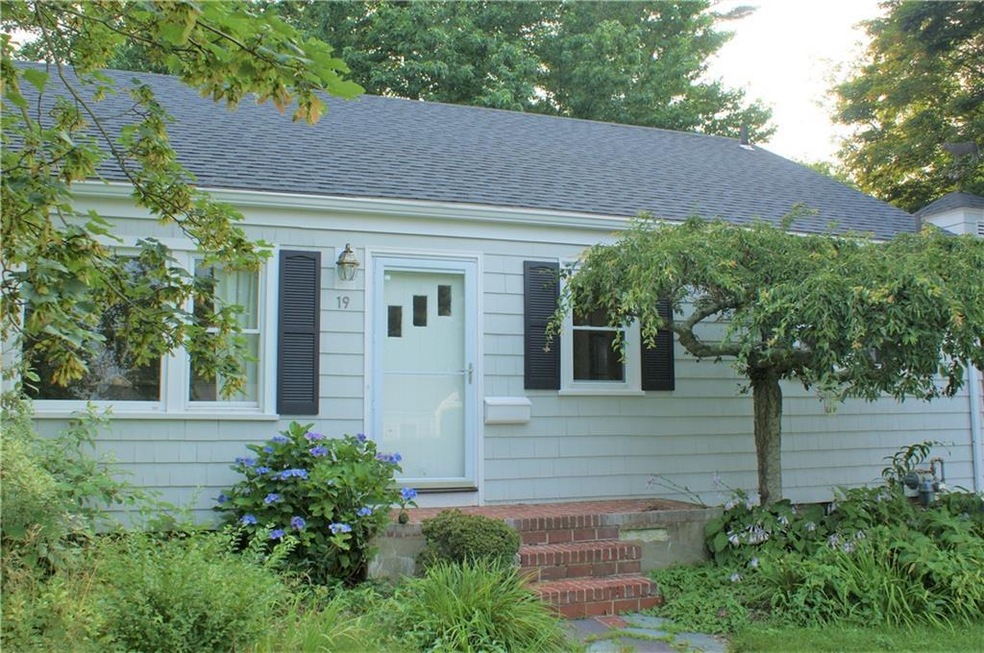 19 Nicholson Crescent, Middletown, RI 02842 - photo 1