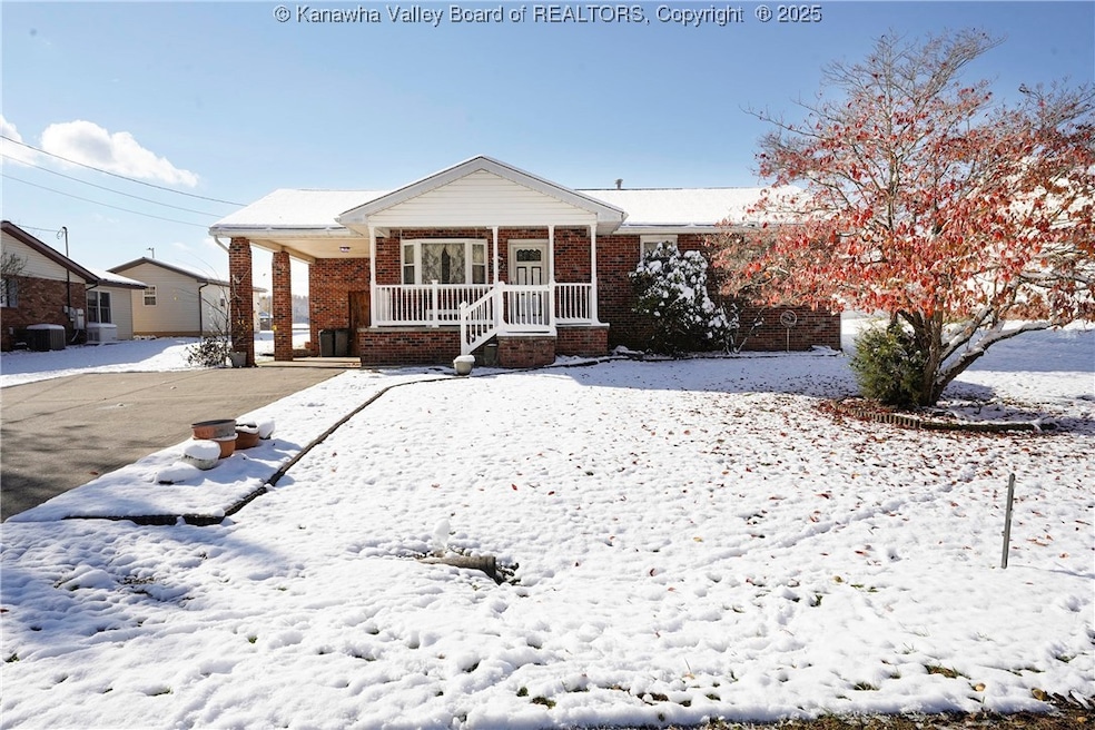 305 W Fir St, Eleanor, WV 25070 - photo 1