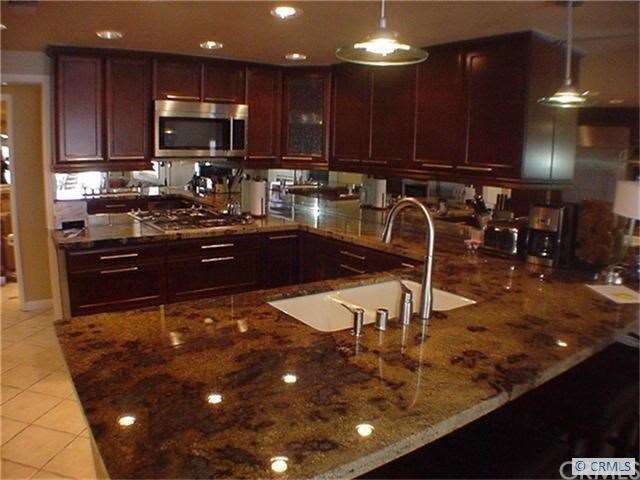 New gourmet Kitchen with every imaginable conviene