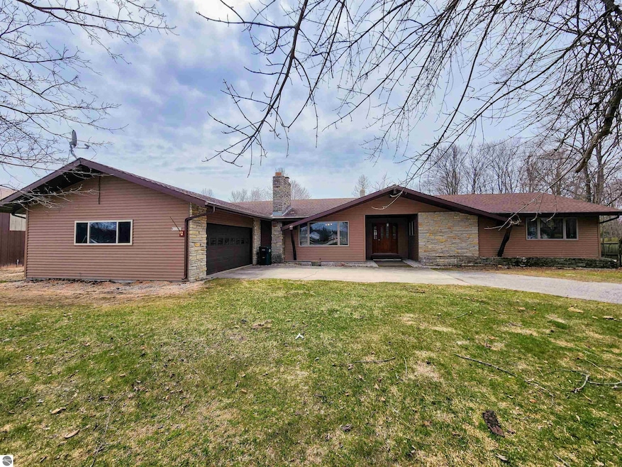 11635 Lake St, Naubinway, MI 49762 - photo 1