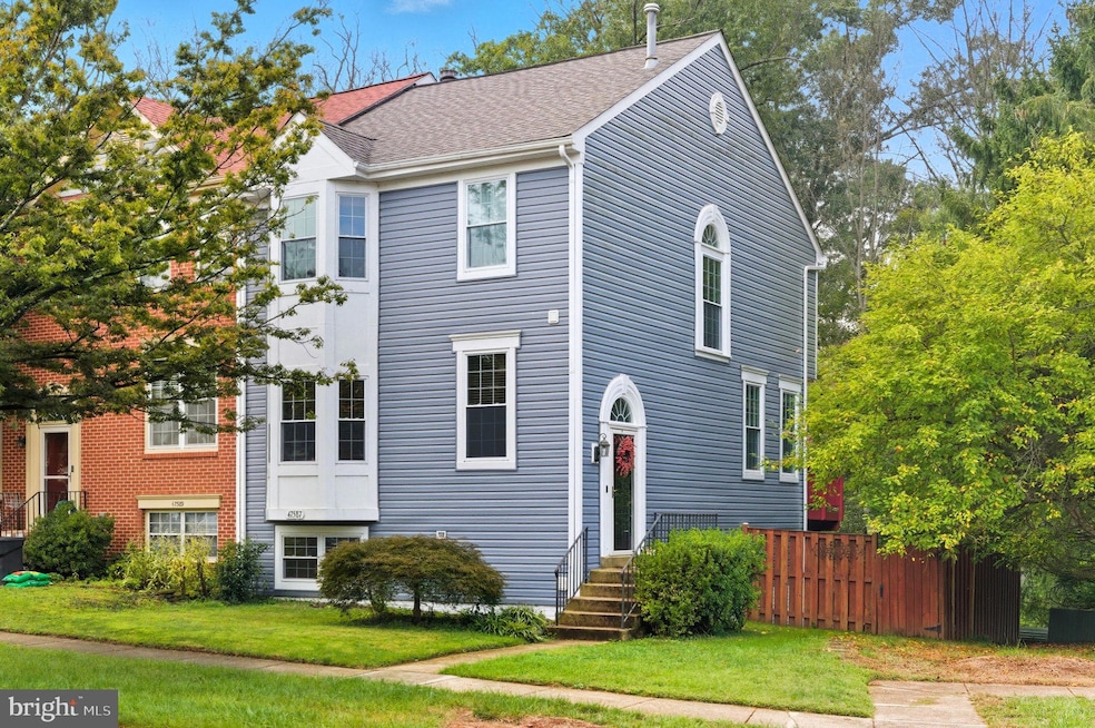 47587 Comer Square, Sterling, VA 20165 - photo 1