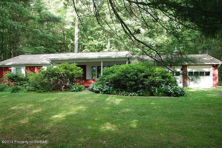 1212 Mountain View Dr, Dallas, PA 18612 - photo 1