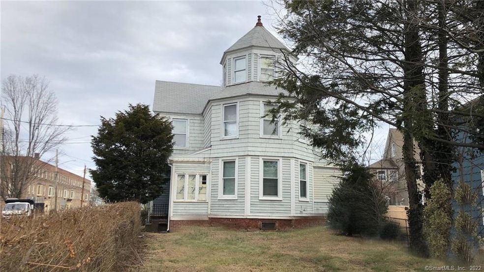 House Image with the Large back yard, it's face on