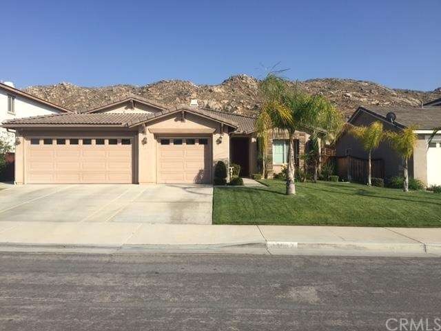 Picture perfect !!! Immaculately maintained front 