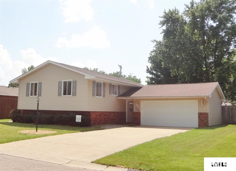 104 Crestwood Dr, Lincoln, IL 62656 - photo 1