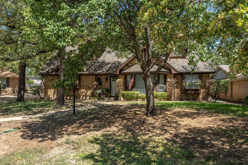 629 Kentwood Cir, Bedford, TX 76021 - photo 1