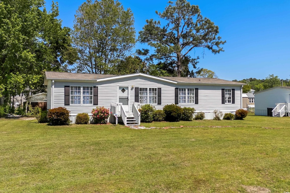 Manufactured / mobile home with a front yard
