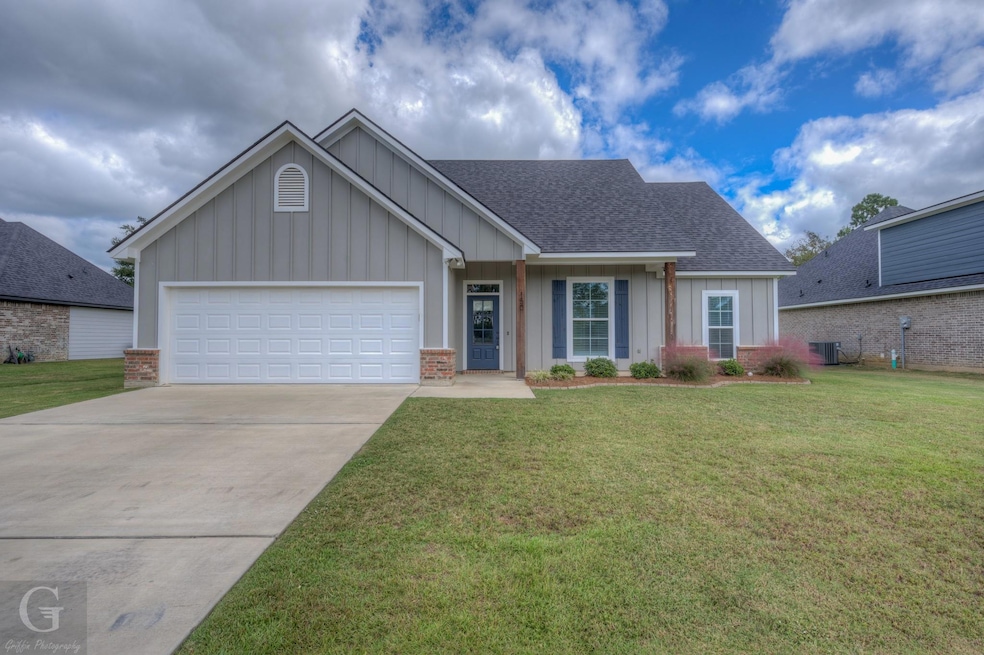 View of front of property featuring a front yard a