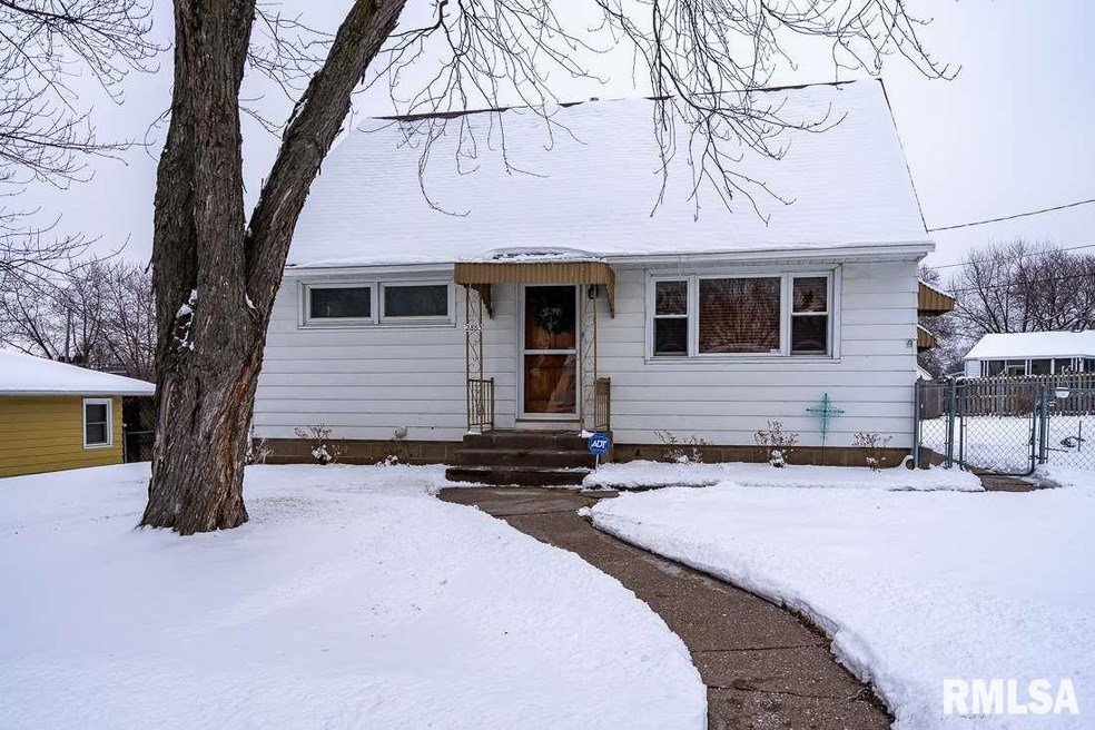 2863 Washington St, Davenport, IA 52804 - photo 1