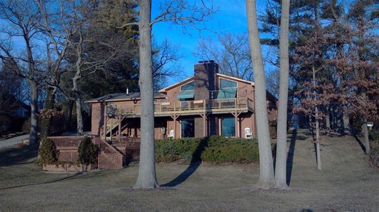 Lakefront on Large Lawn