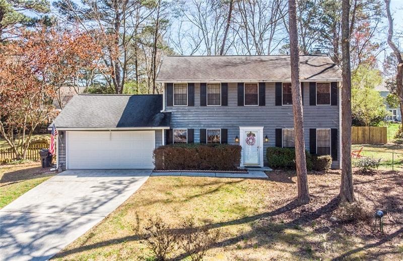 Great East Cobb traditional in a cul-de-sac!