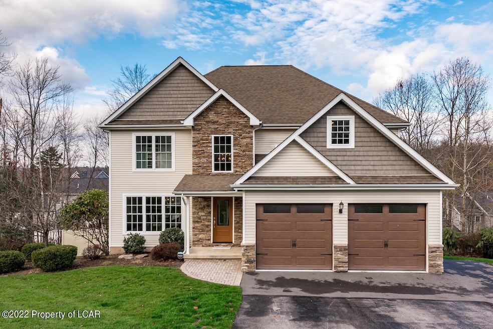 216 Pennbrook Ln, Dallas, PA 18612 - photo 1