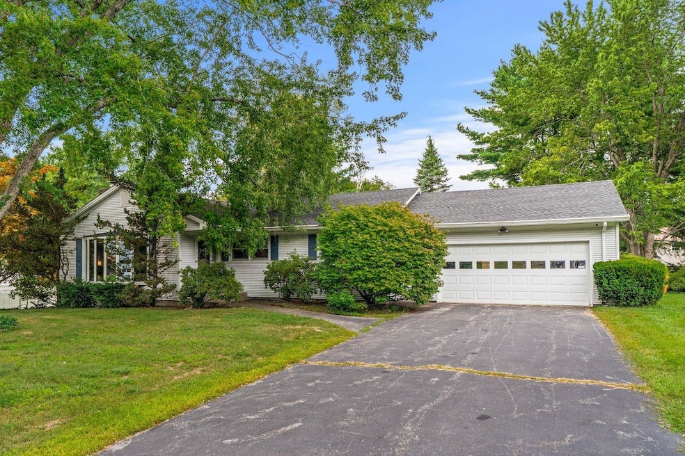 9 Tomolonis Dr, Nashua, NH 03062 - photo 1