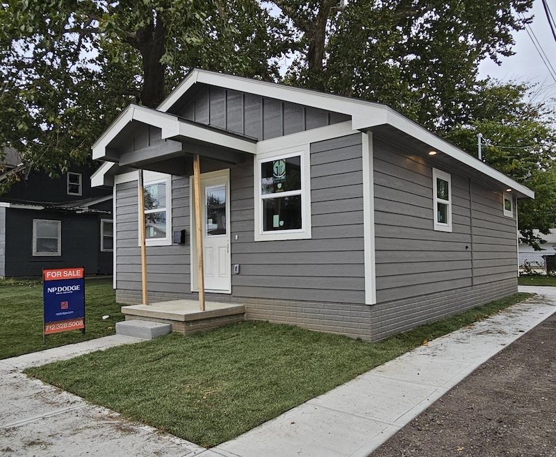 102 N 8th St, Council Bluffs, IA 51503 - photo 1